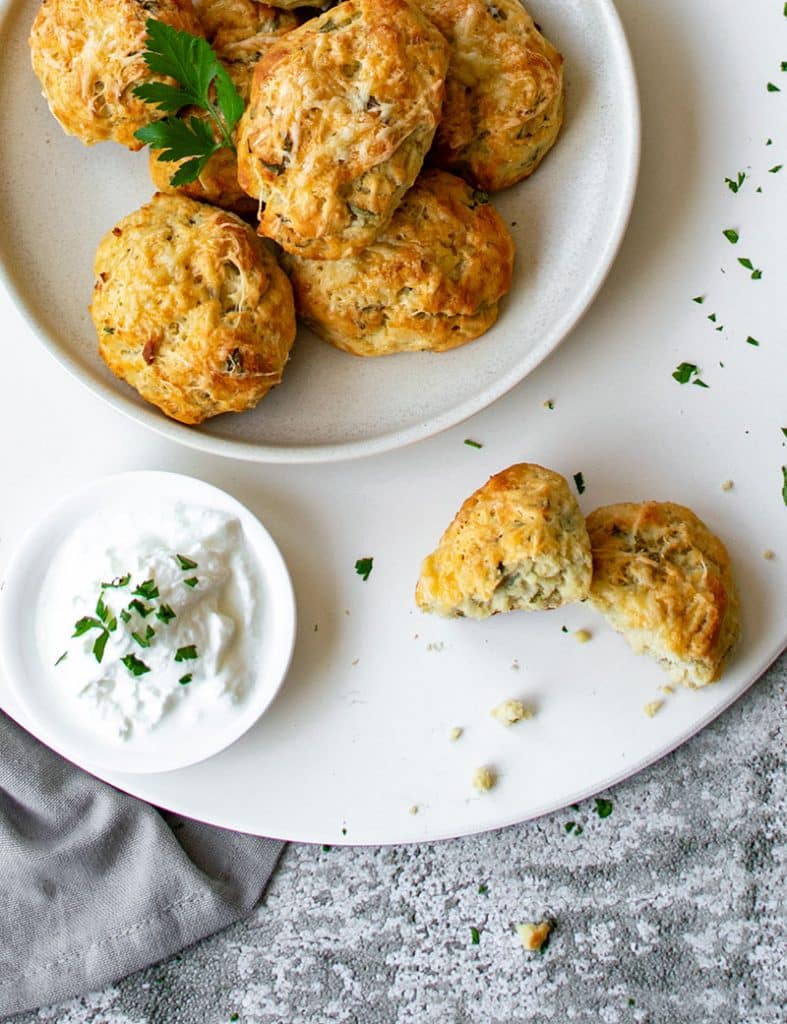 Ein Teller mit Mandelmehl-Brötchen von oben. 