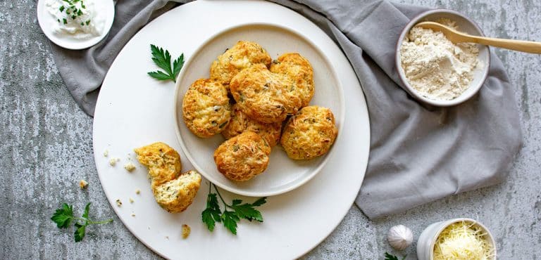 Mandelmehl Brötchen mit Skyr und Käse – Low Carb & ohne Hefe
