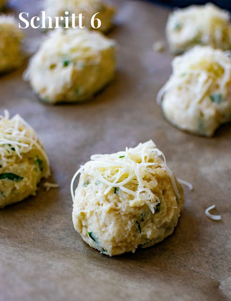 Vorbereitete Mandelmehl-Brötchen auf einem Backblech. 