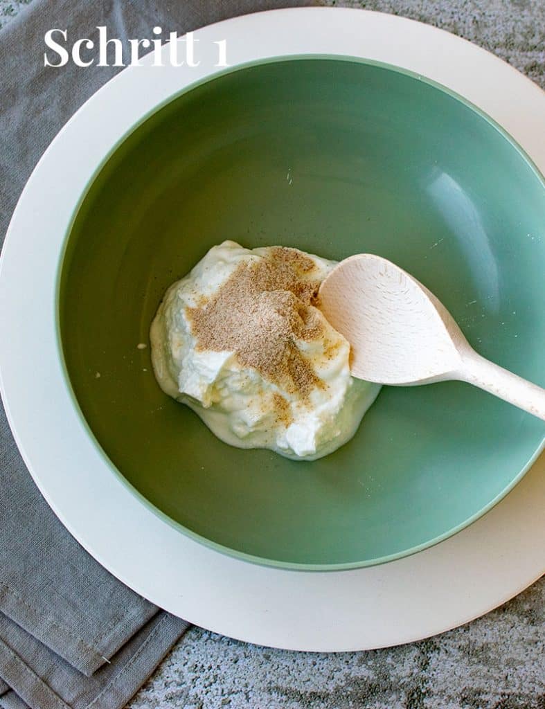 Quark oder Skyr in einer Schüssel mit gemahlenen Flohsamenschalen. 