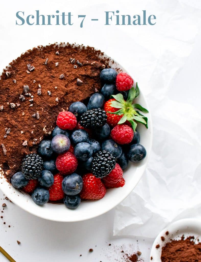 Schritt 7: Schüssel von oben mit fertigem Low Carb Mandelmehl Tiramisu und Beeren 