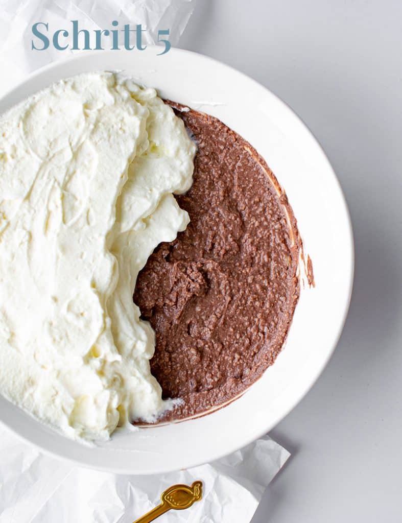 Schritt 5 - Schüssel von oben mit Sahne-Mascarpone Creme auf der Quarkmasse