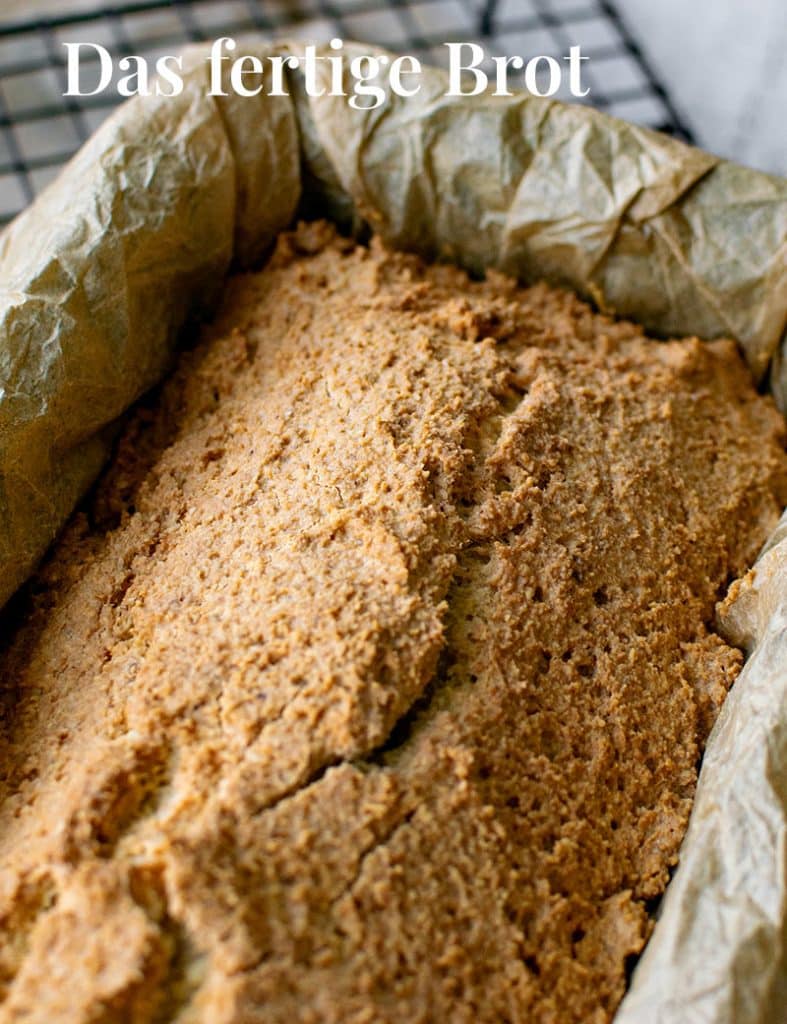 Das fertige Mandelmehlbrot frisch aus dem Ofen. 
