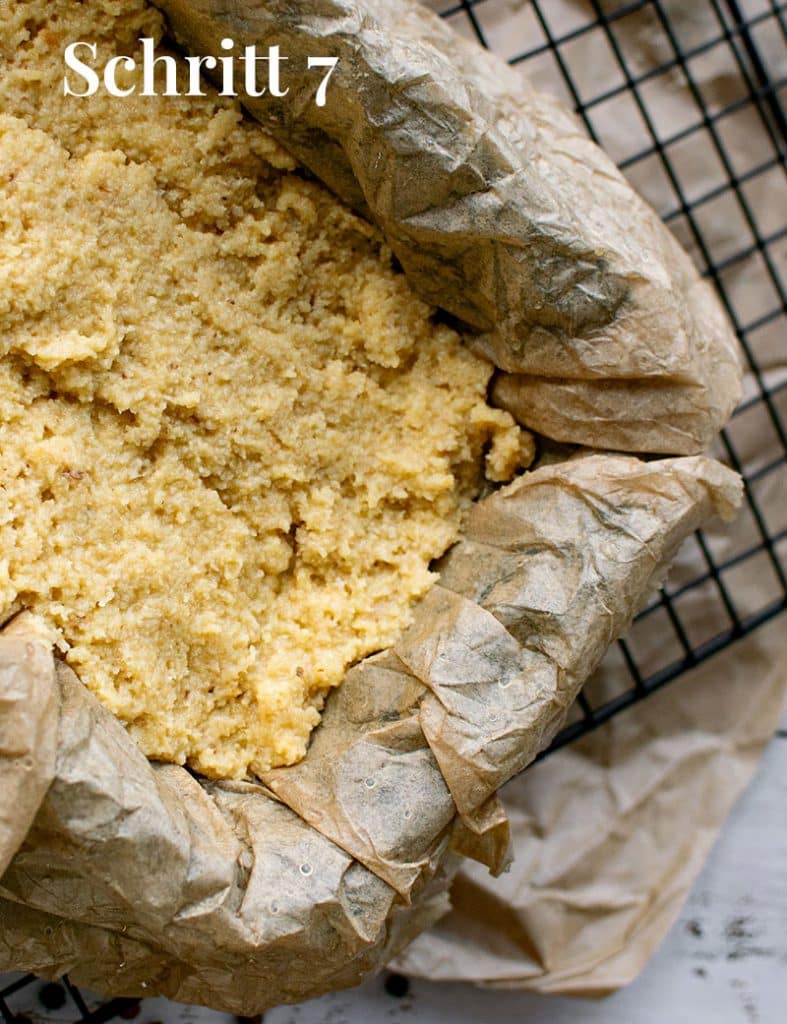 Die fertige Mandelmehl Brotteig in der Backform vor dem Backen. 