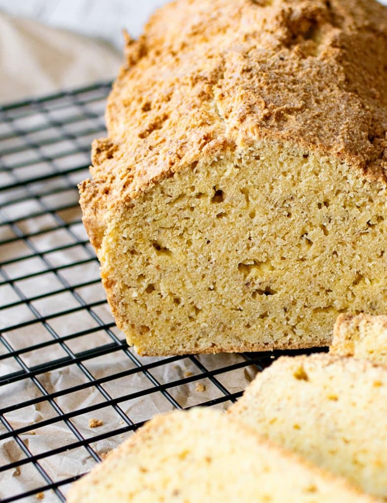 Mandelmehlbrot von vorn im Anschnitt