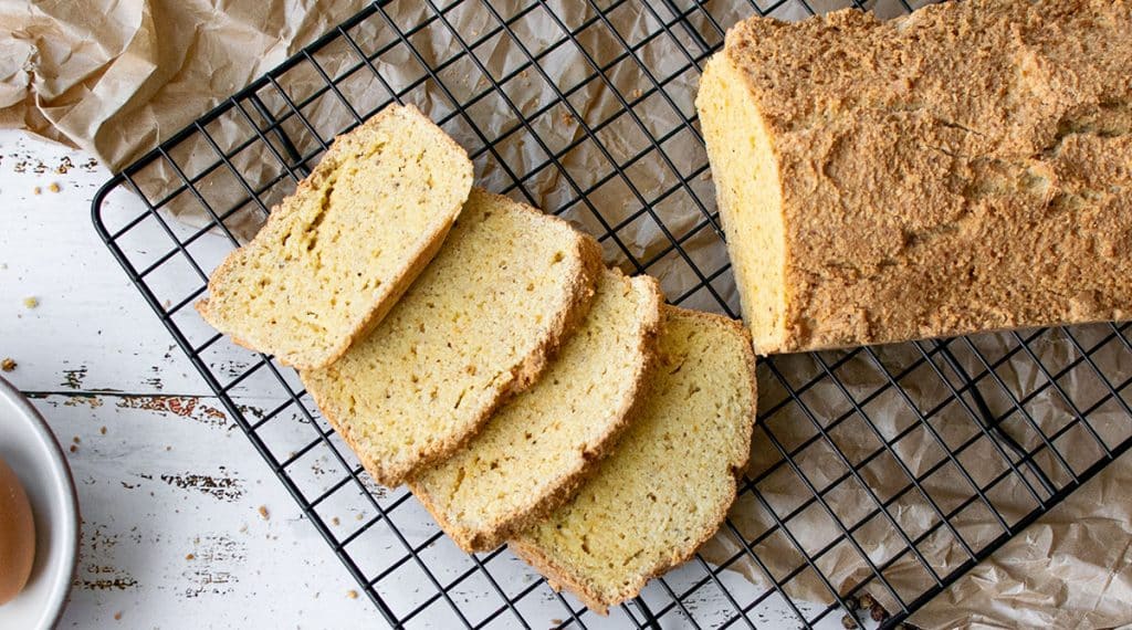 Angeschnittenes Mandelmehlbrot von oben aus der Vogelperspektive. 