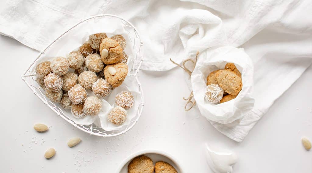 Mandel-Kokos Kugeln und Kekse auf hellem Hintergrund – zuckerfreies Rezept mit Mandeln