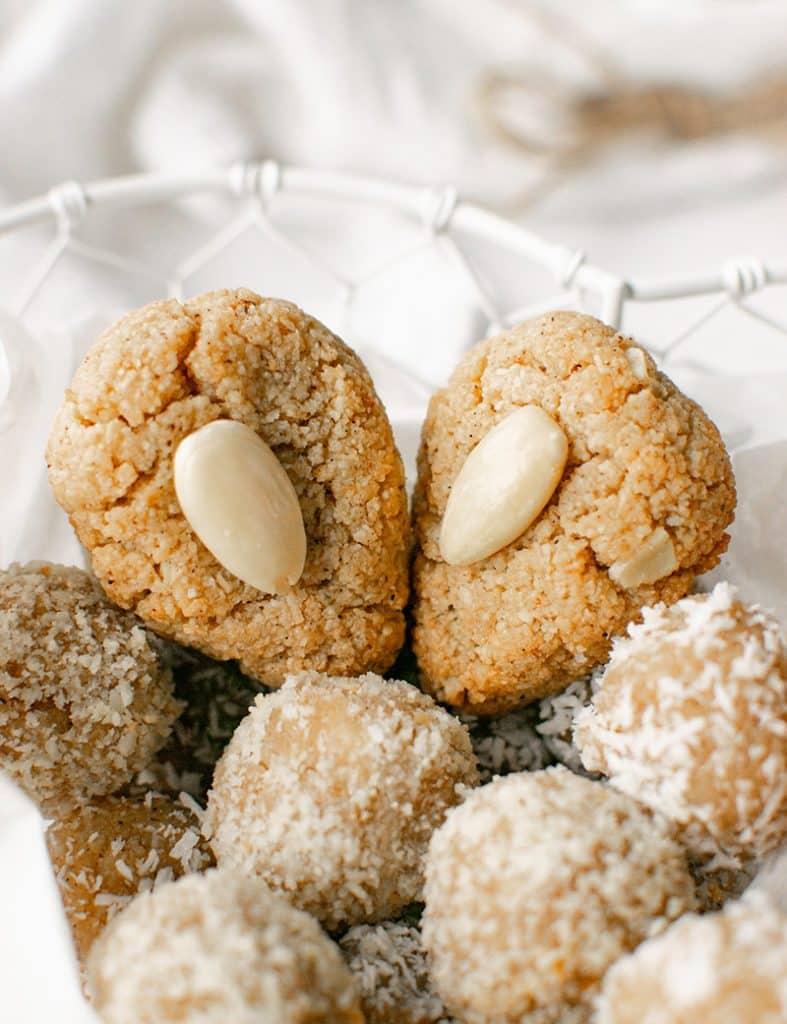Detailaufnahme von Mandel-Kokos Kugeln mit Mandelkern und Kokosraspeln