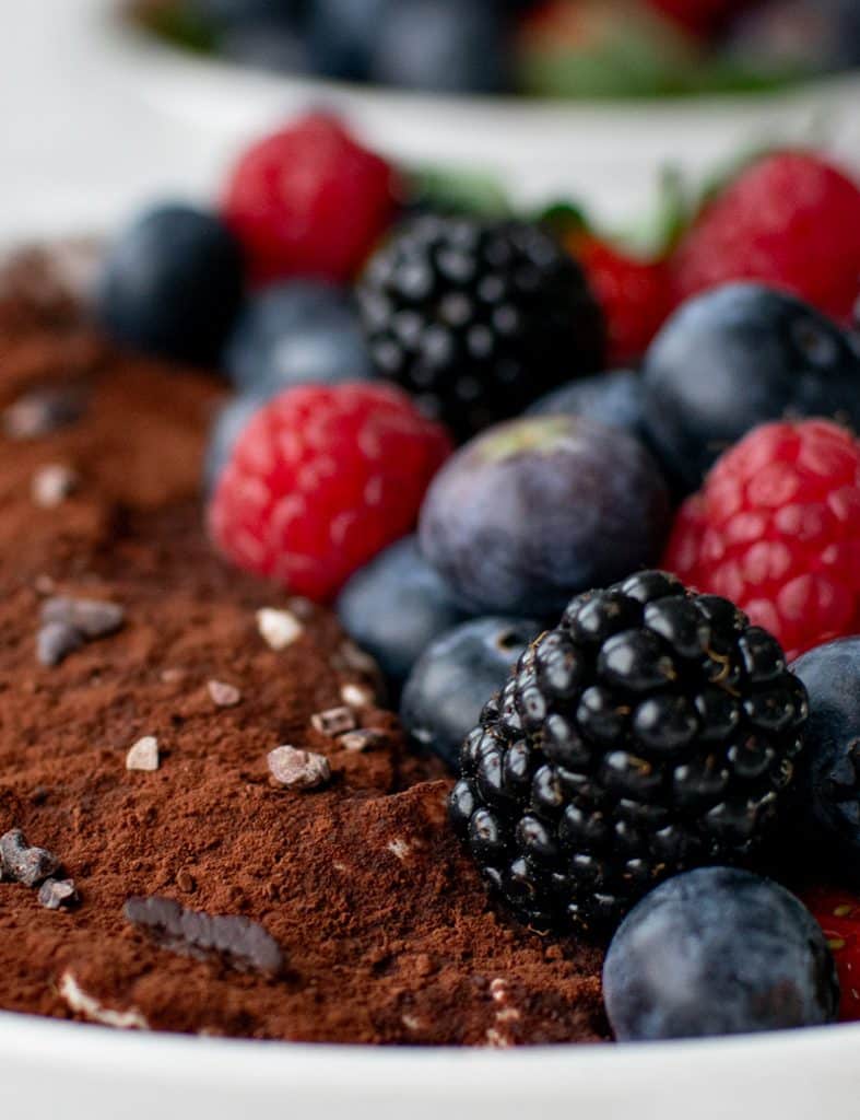Close-Up: Beeren auf Tiramisu 