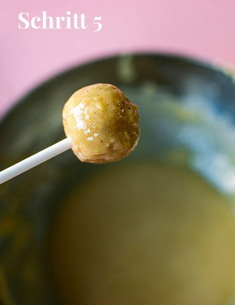 Schritt 5: Eine Kugel mit noch feuchter Glasur aus weißer Schokolade.