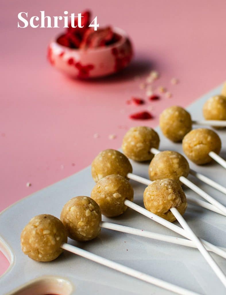 Schritt 4: Die Kuglen mit Stäbchen als Pops.