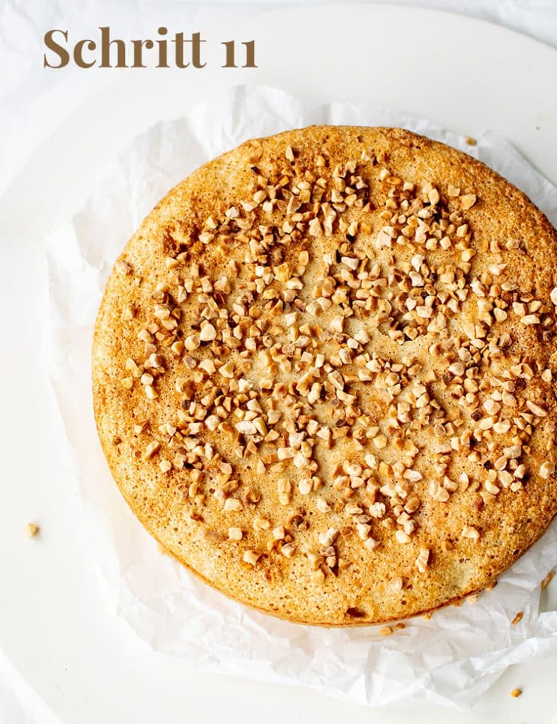 Mallorquinischer Mandelkuchen mit gehackten Mandeln. 