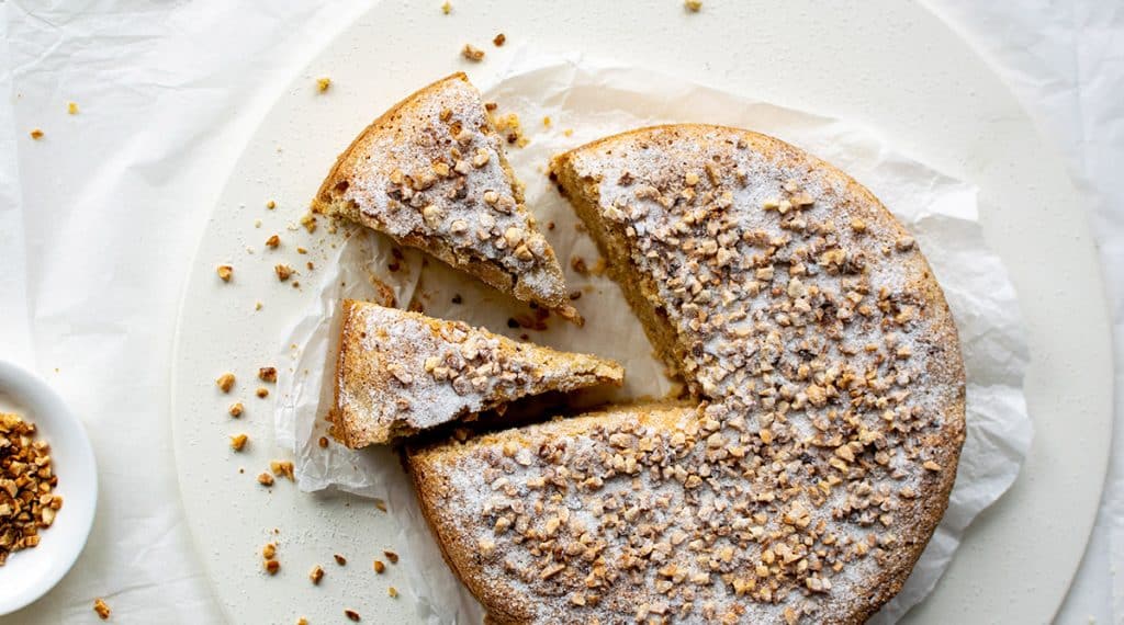 Aufnahme von oben: Angeschnittener Mallorquinischer Mandelkuchen. 