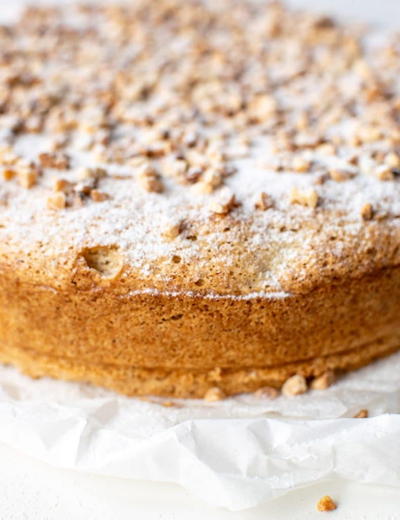 Nahaufnahme von einem ganzen Mallorquinischen Mandelkuchen. 