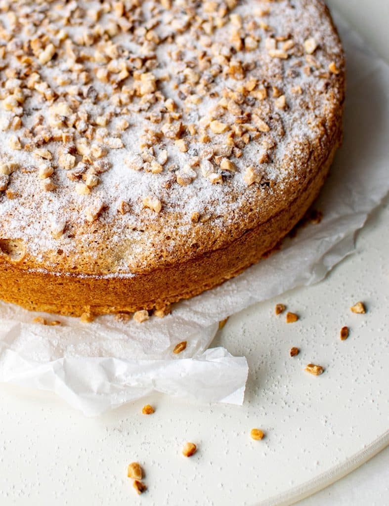 Aufnahme von oben, Mallorquinischer Mandelkuchen mit Topping aus gerösteten gehackten Mandeln und Erythrit Puder.  