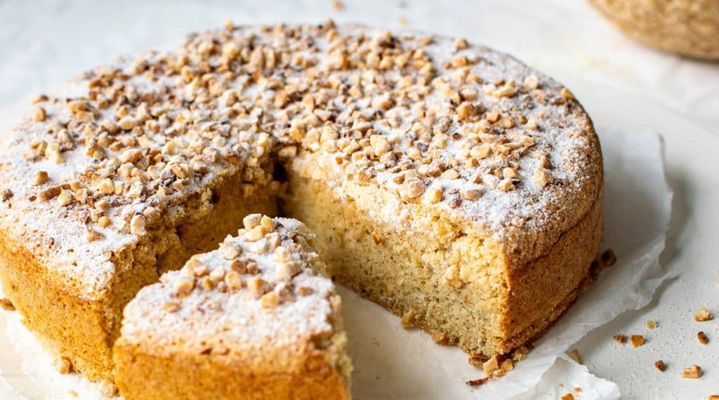 Angeschnittener Mallorquinischer Mandelkuchen aus der Nahansicht. 