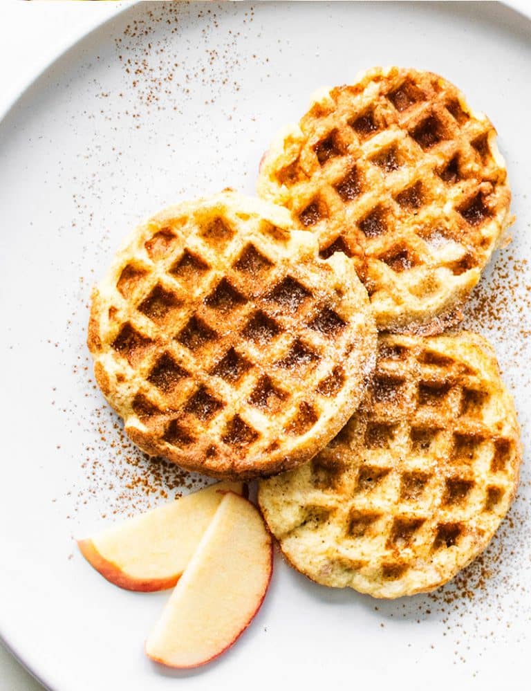 Saftige Mandelmehl-Waffeln mit Äpfeln & Co.