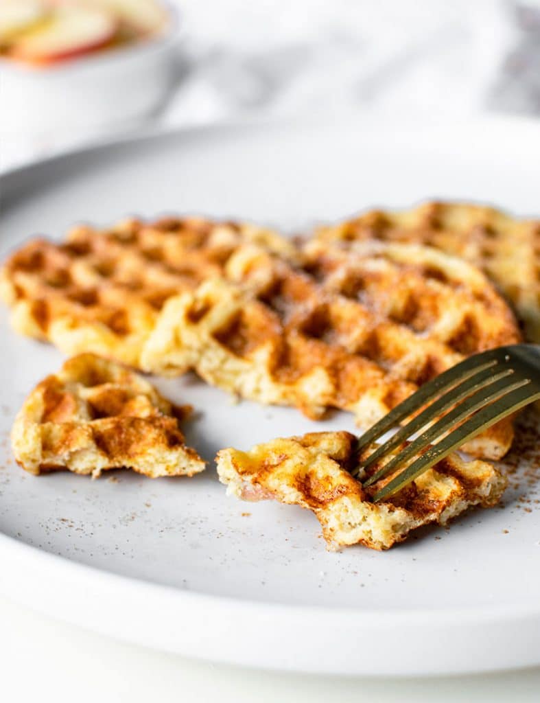Nahaufnahme: Eine Gabel mit einem Stück Mandelmehl-Waffel. 