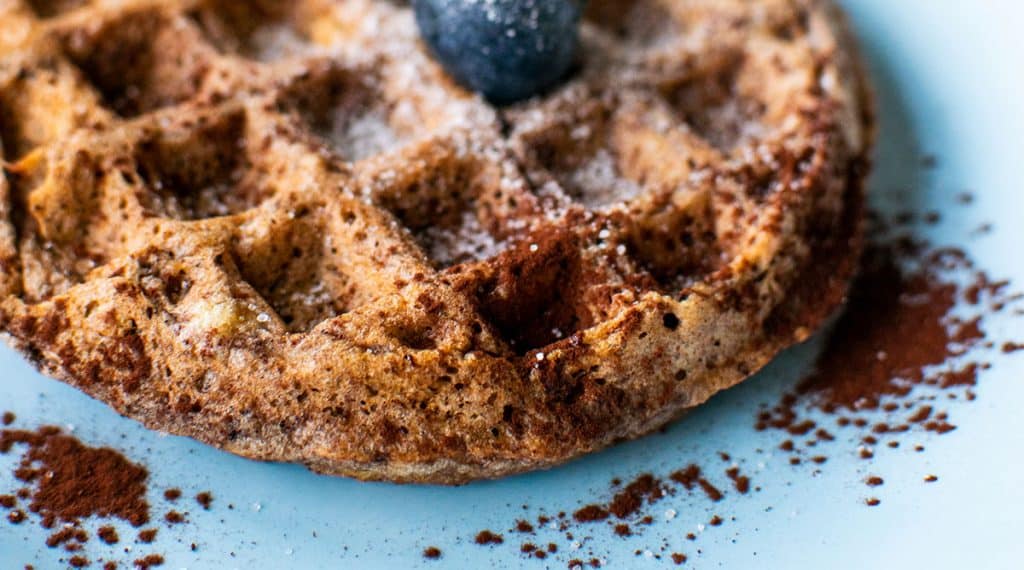 Mandelmehl-Waffel mit einem Teelöffel Kakao im Teig. 