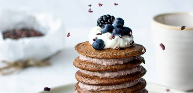 Mandelmehl Pancakes mit Kakao und Quarkcreme – Low Carb & glutenfrei