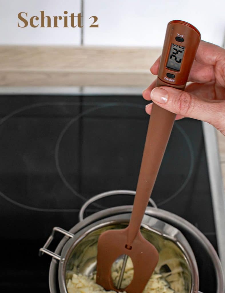 Die Temperatur der Schokolade beim Schmelzvorgang mit einem Thermometer überwachen.