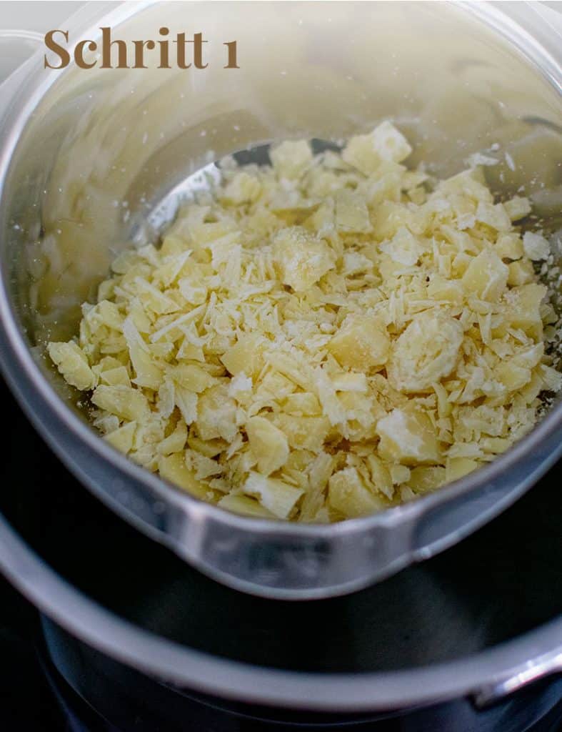 Die Kakaobutter in einen Schmelztopf geben. 