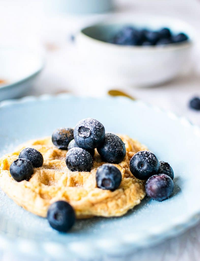 Nahaufnahme: Mandelmehl-Waffel mit Beeren als Dekoration. 