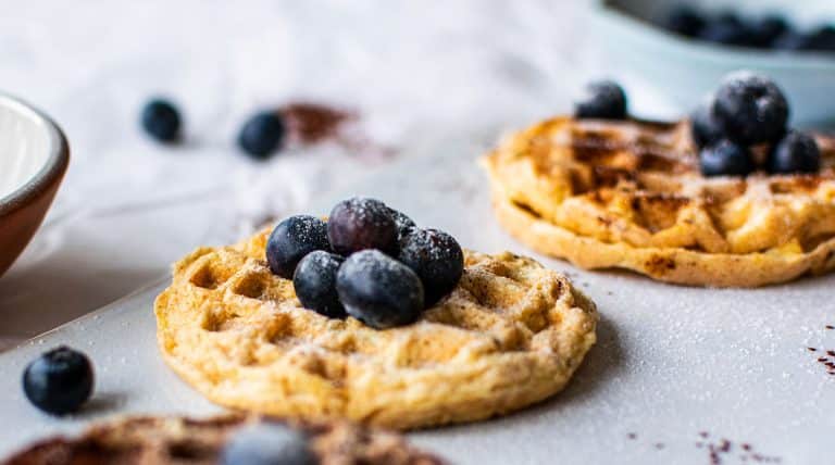 Saftige Mandelmehl-Waffeln mit Äpfeln & Co.