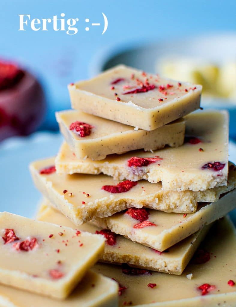 Das Ergebnis: Die fertige weiße Schokolade mit gefriergetrockneten Erdbeeren. 