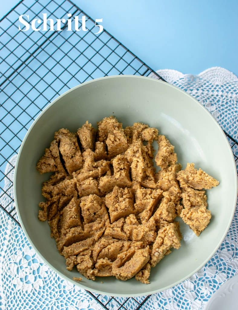 Schritt 5: Der Grundteig mit Haselnüssen, Eigelb und Erythrit