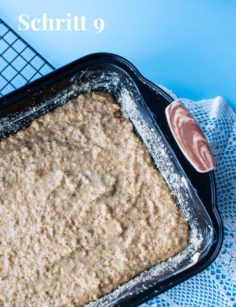 Anleitung Schritt 9: Der fertige Haselnussteig in der Backform vor dem Backen. 