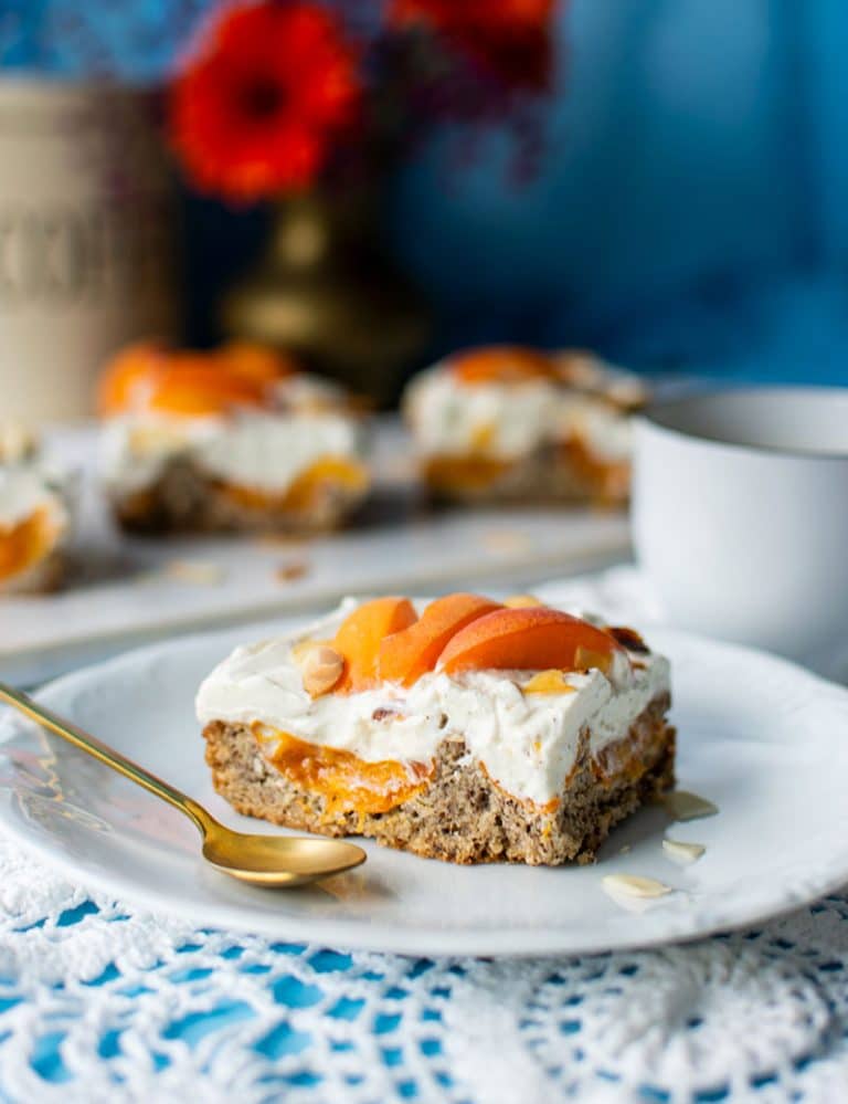 Haselnusskuchen mit Aprikosen & Creme