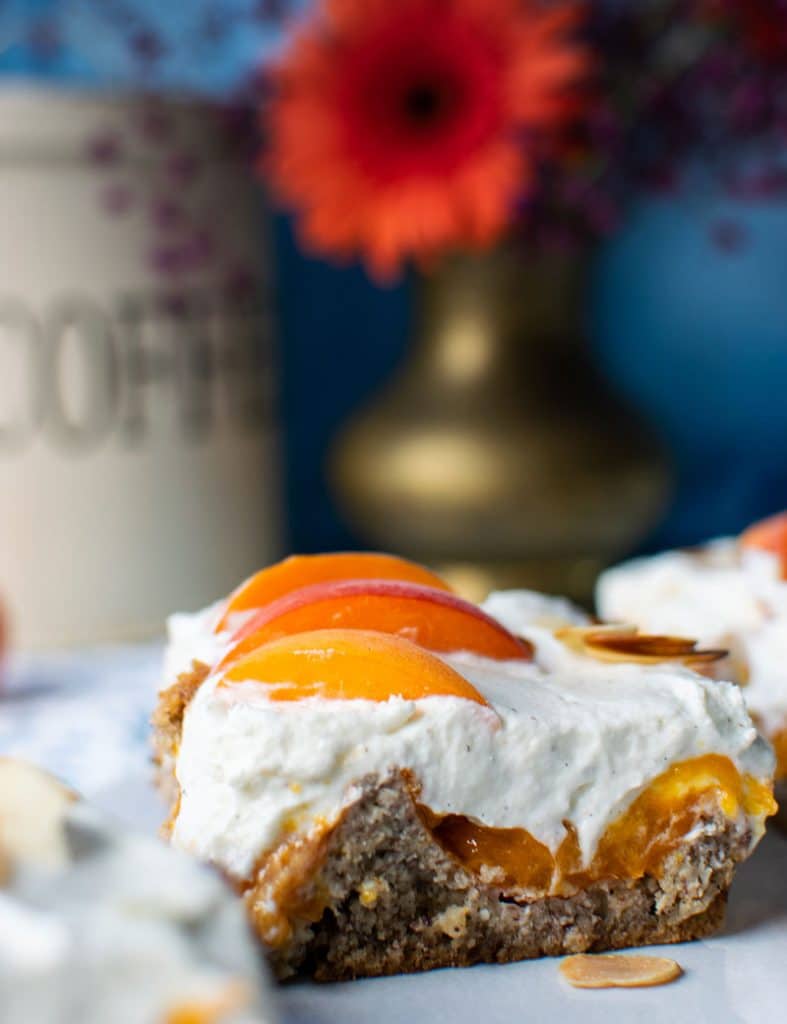 Nahansicht von einem Stück Haselnusskuchen mit Creme. 