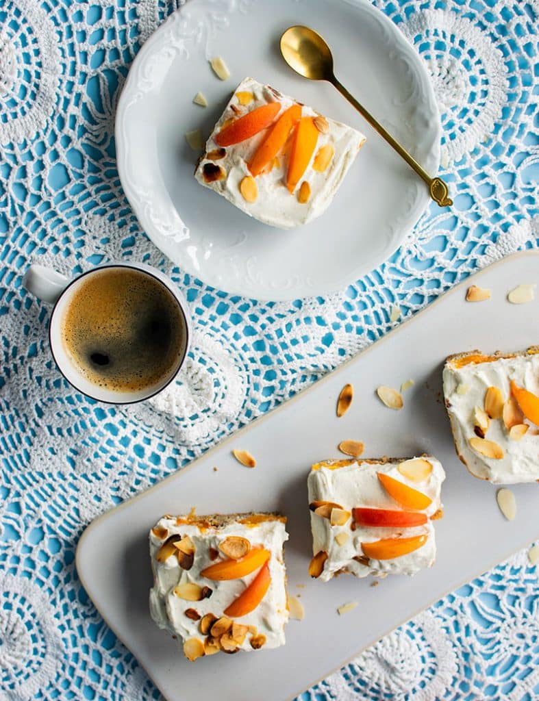 Haselnusskuchen mit Aprikosen und heller Creme von oben fotografiert.