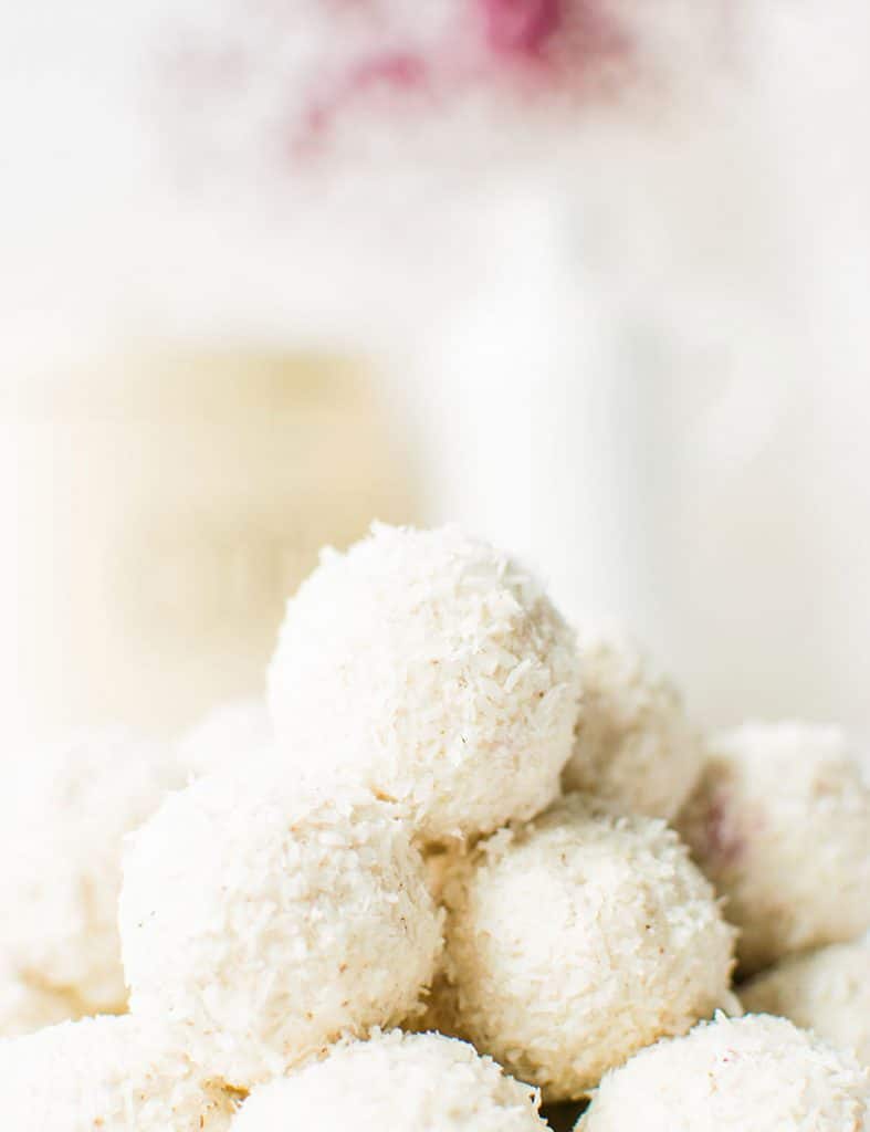 Gefüllte Kokospralinen mit Skyr, Kokosraspeln und Himbeerfüllung - Nahaufnahme. 