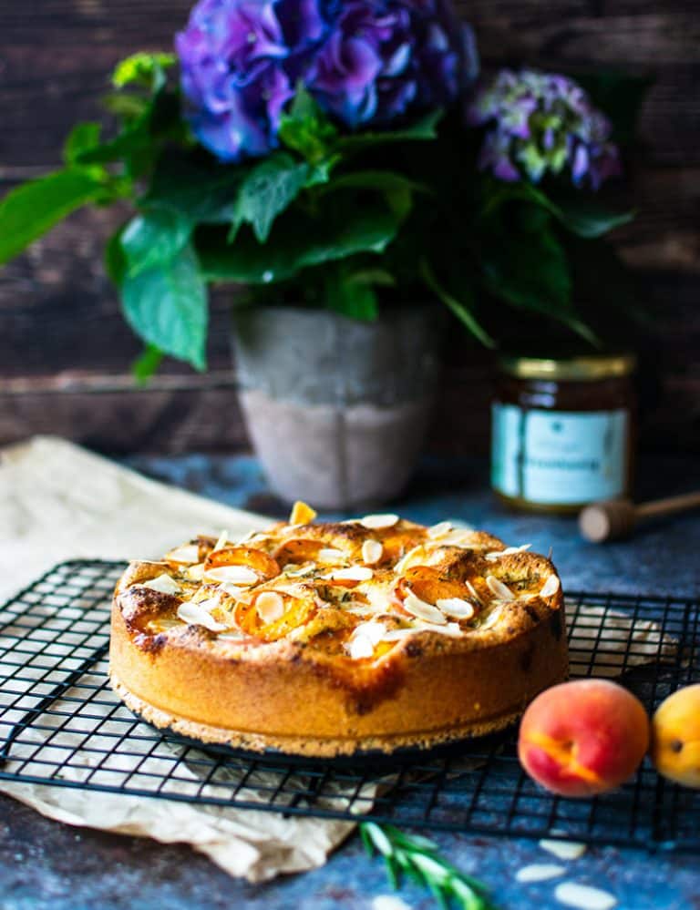 Sommerlicher Mandelmehlkuchen mit Aprikosen und Rosmarin