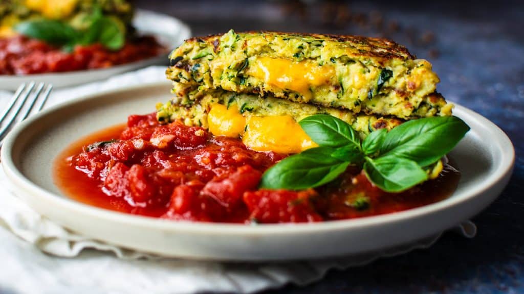 Zucchini Puffer mit Käsefüllung und Tomatensauce