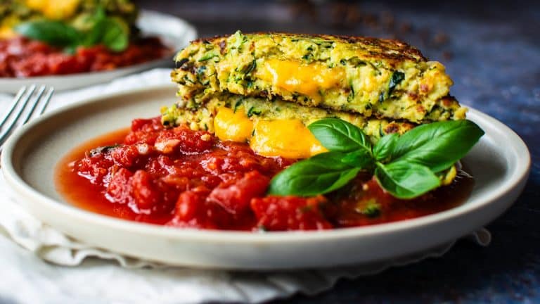 Zucchini Puffer mit Käsefüllung und Tomatensauce